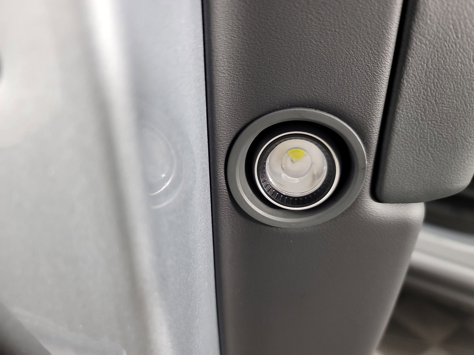 Used 2024 Rivian R1S Adventure image 32