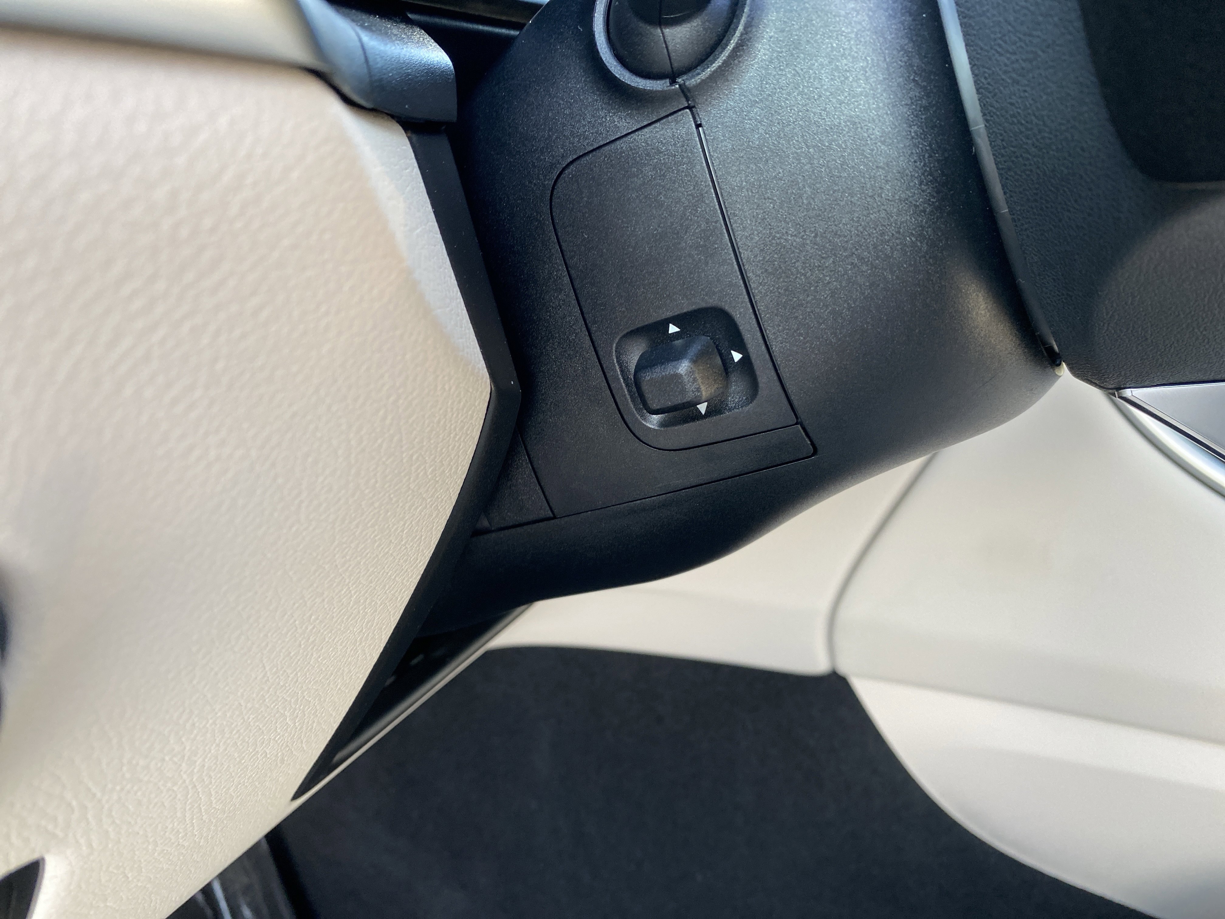 Used 2025 Mercedes-Benz GLC 300 4MATIC image 16