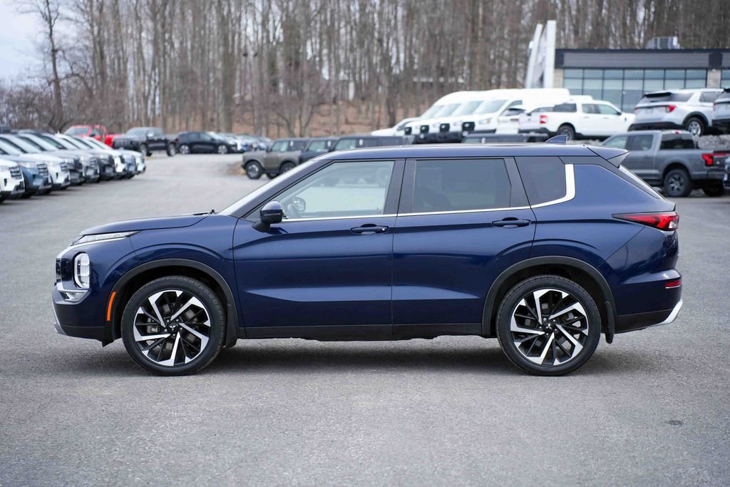 Used 2023 Mitsubishi Outlander SE image 8