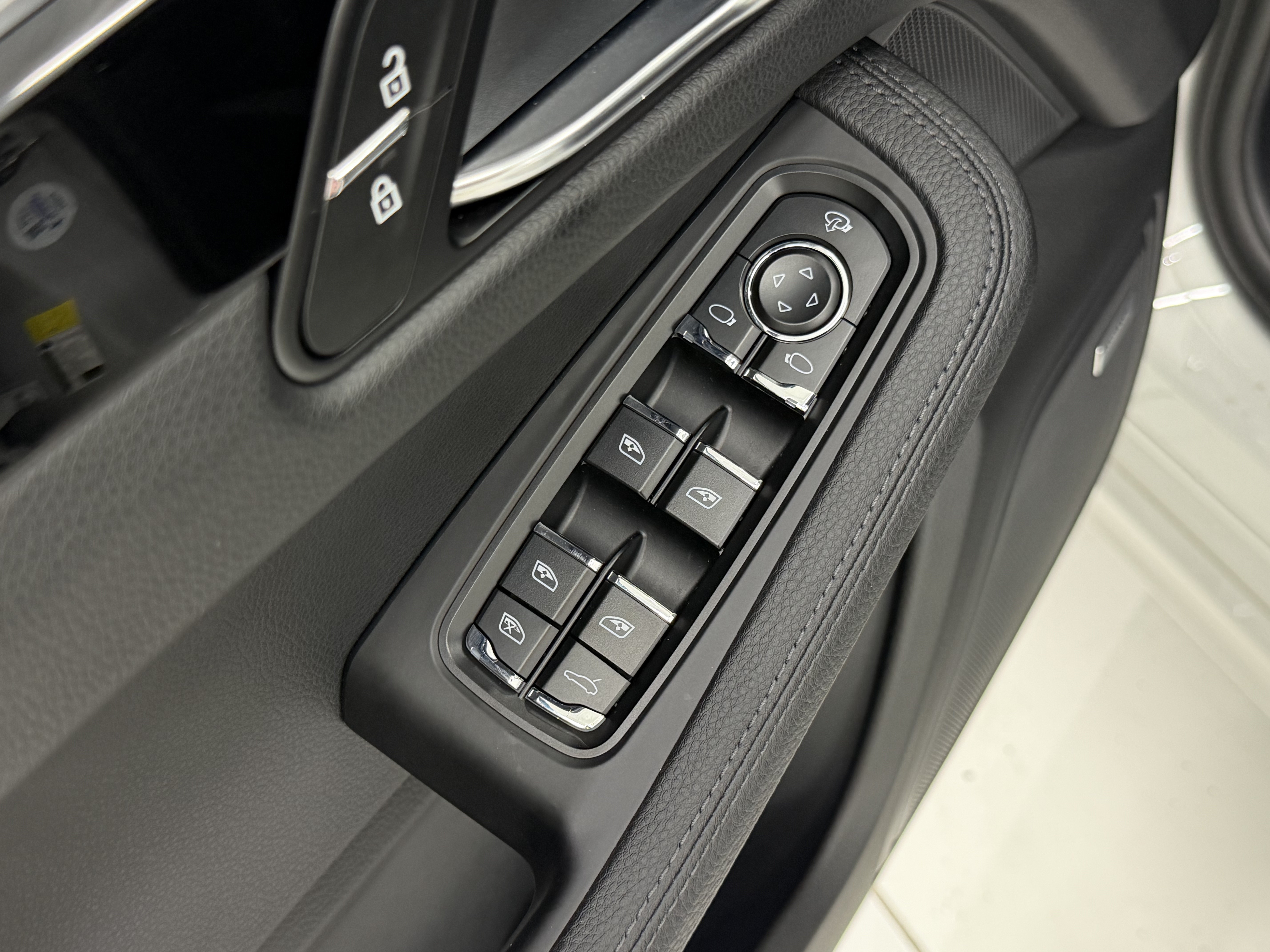 Certified 2023 Porsche Macan S AWD/4WD image 28