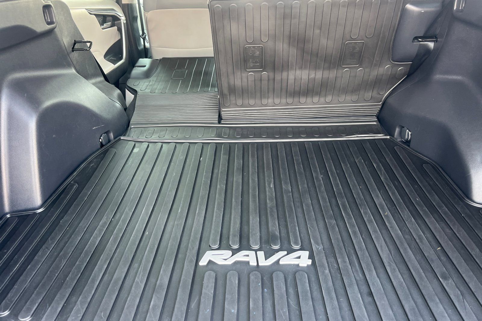 Used 2022 Toyota RAV4 XLE Premium image 15