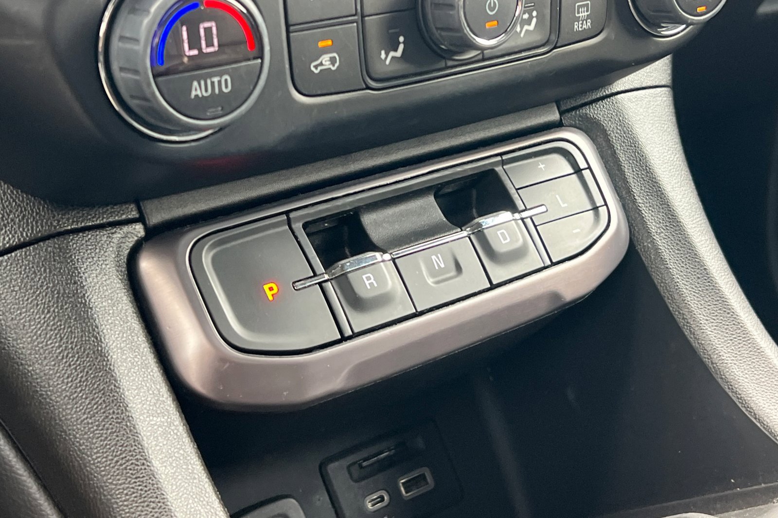 Used 2023 GMC Acadia AT4 w/ Technology Package image 33