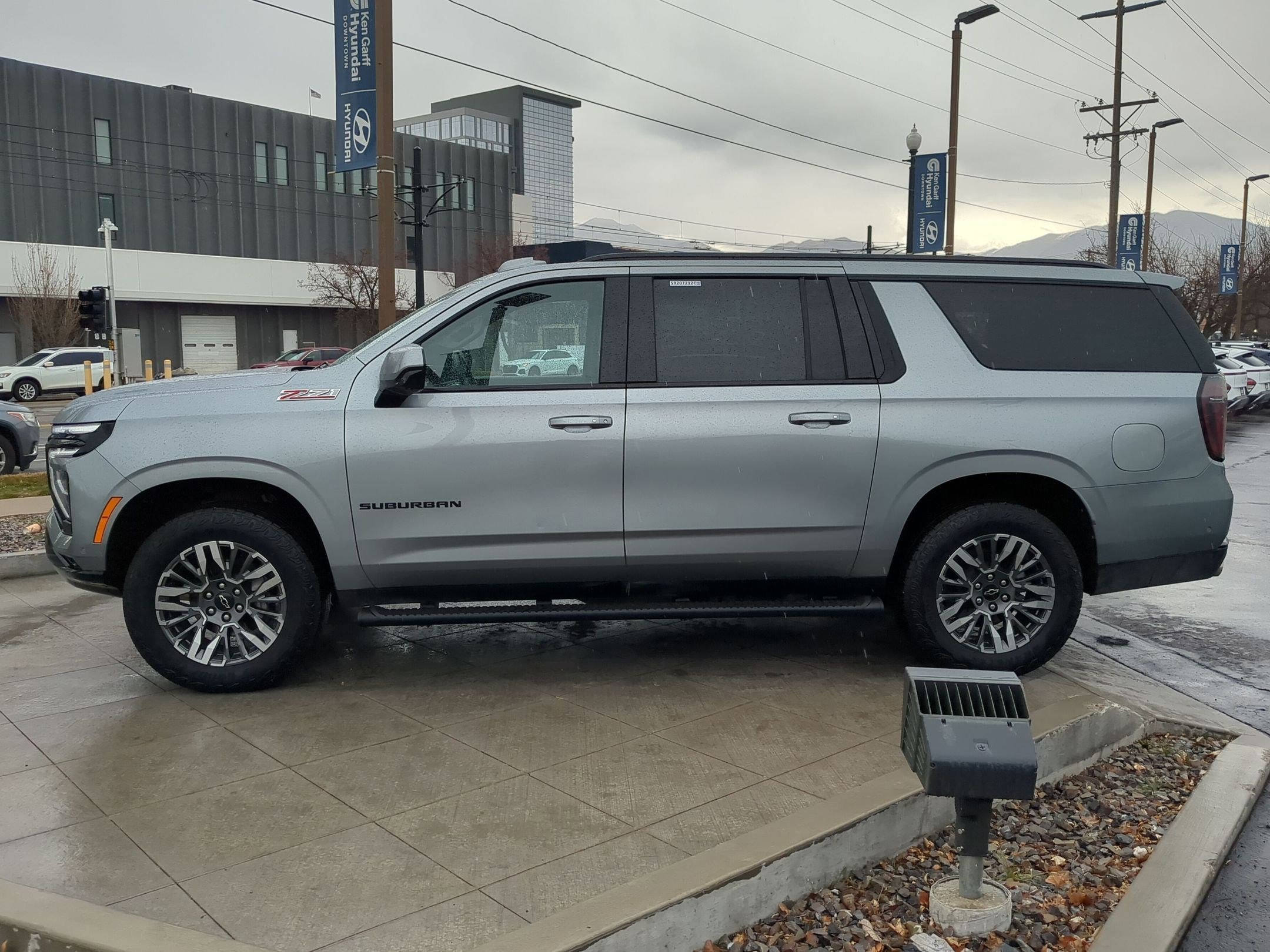 Used 2025 Chevrolet Suburban Z71 image 8