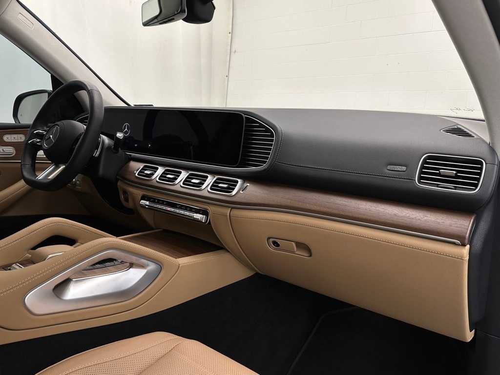 Used 2025 Mercedes-Benz GLS 580 4MATIC image 15