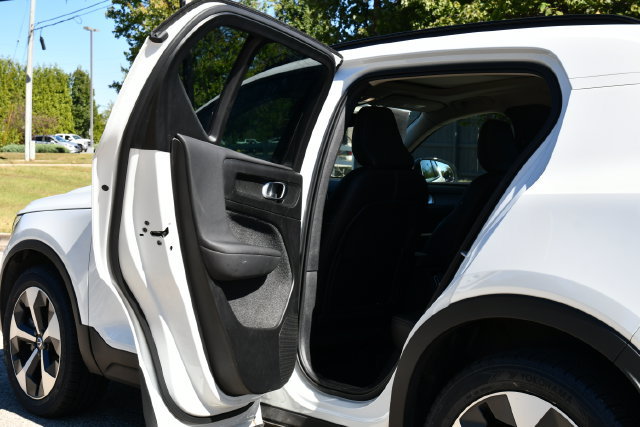 Certified 2025 Volvo XC40 B5 Plus AWD/4WD image 17