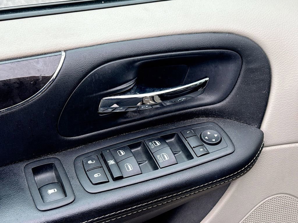 Used 2014 Chrysler Town & Country Touring FWD image 13