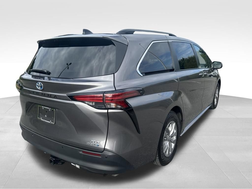 Certified 2022 Toyota Sienna XLE w/ XLE Plus Package FWD image 5