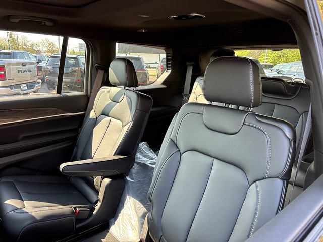 New 2026 Jeep Grand Cherokee L Limited w/ Limited Altitude Package AWD/4WD image 8