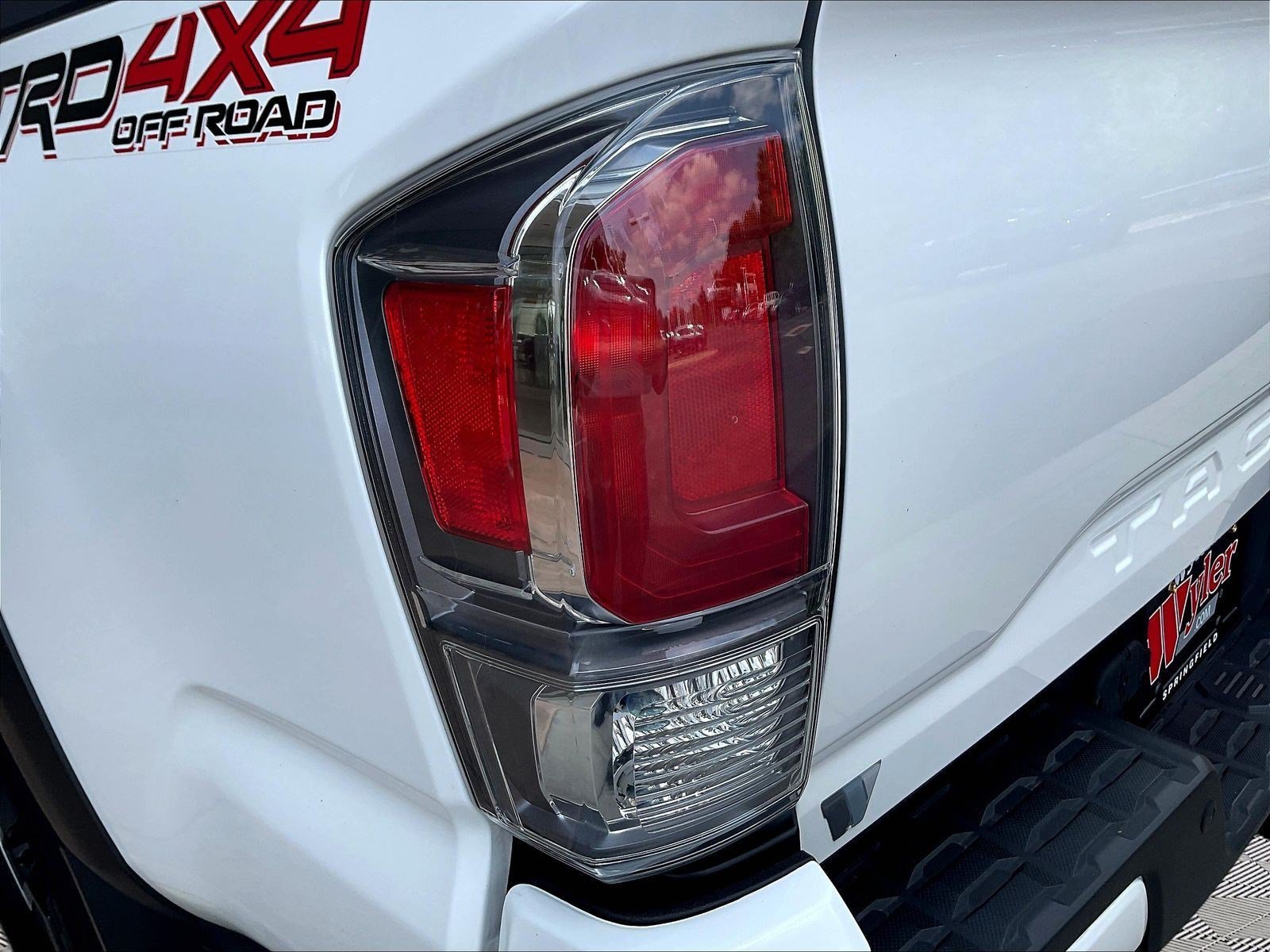 Used 2021 Toyota Tacoma TRD Off-Road w/ TRD Premium Off Road Package AWD/4WD image 23