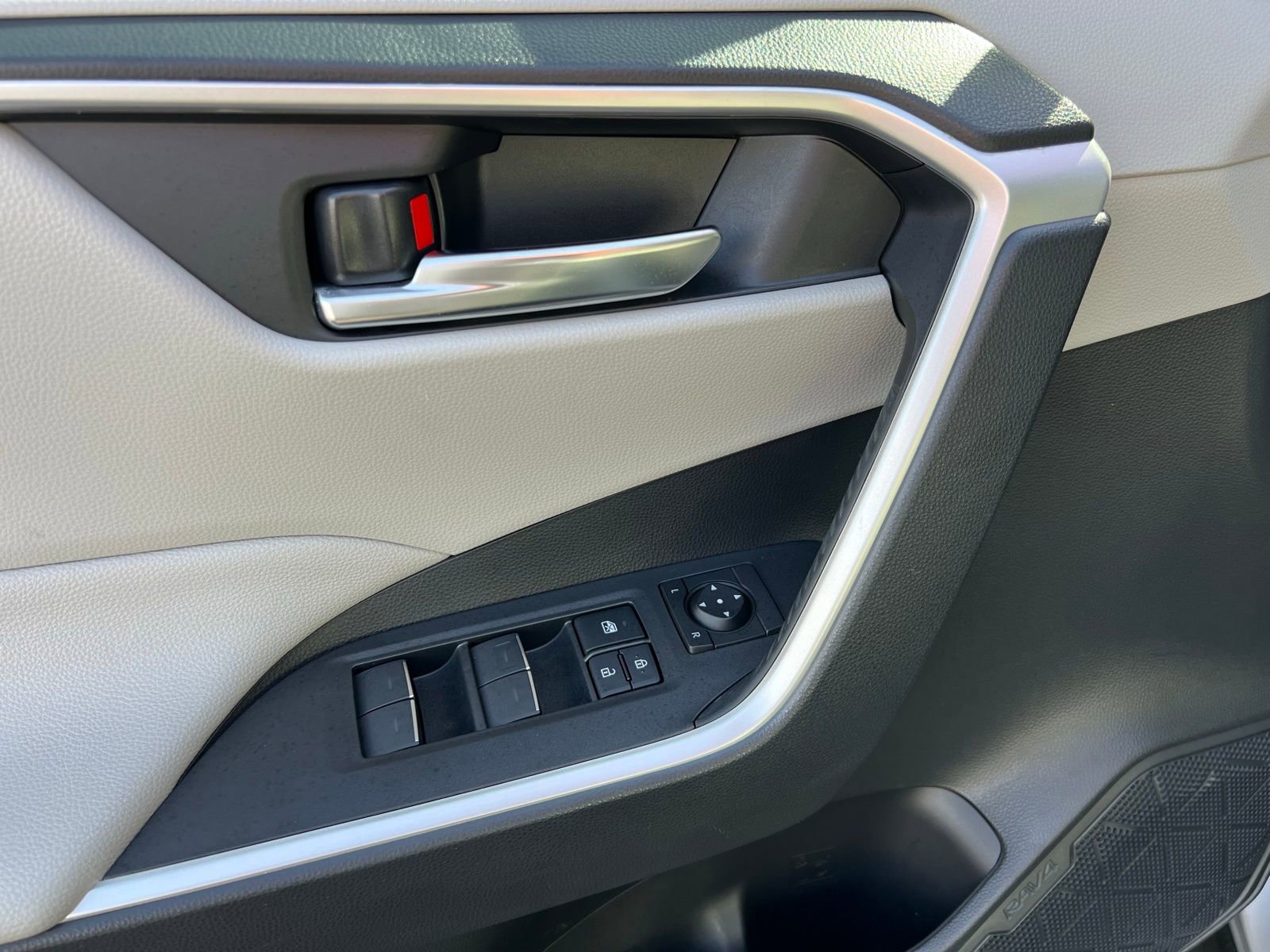 Used 2022 Toyota RAV4 XLE Premium image 27