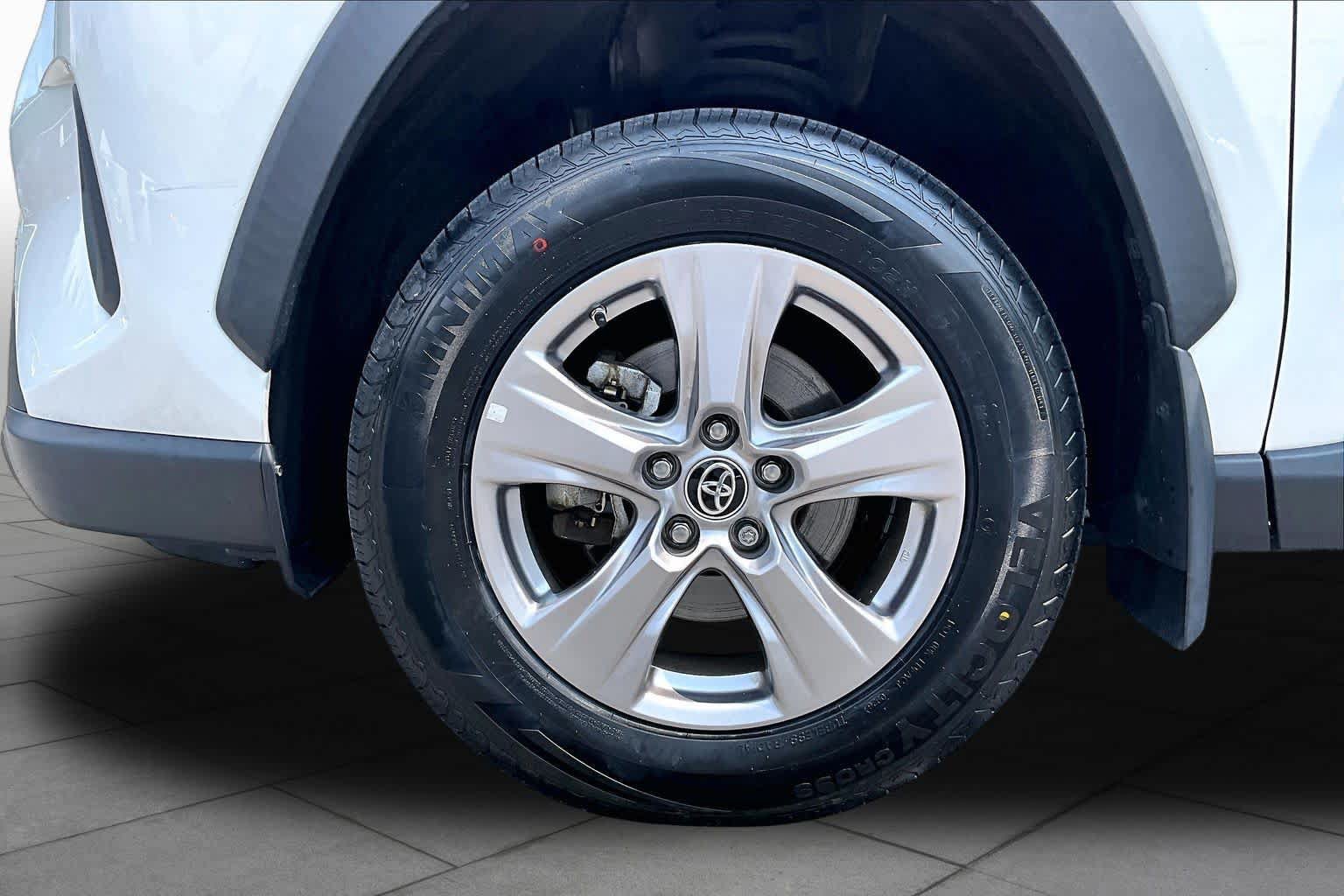 Used 2022 Toyota RAV4 LE AWD/4WD image 11