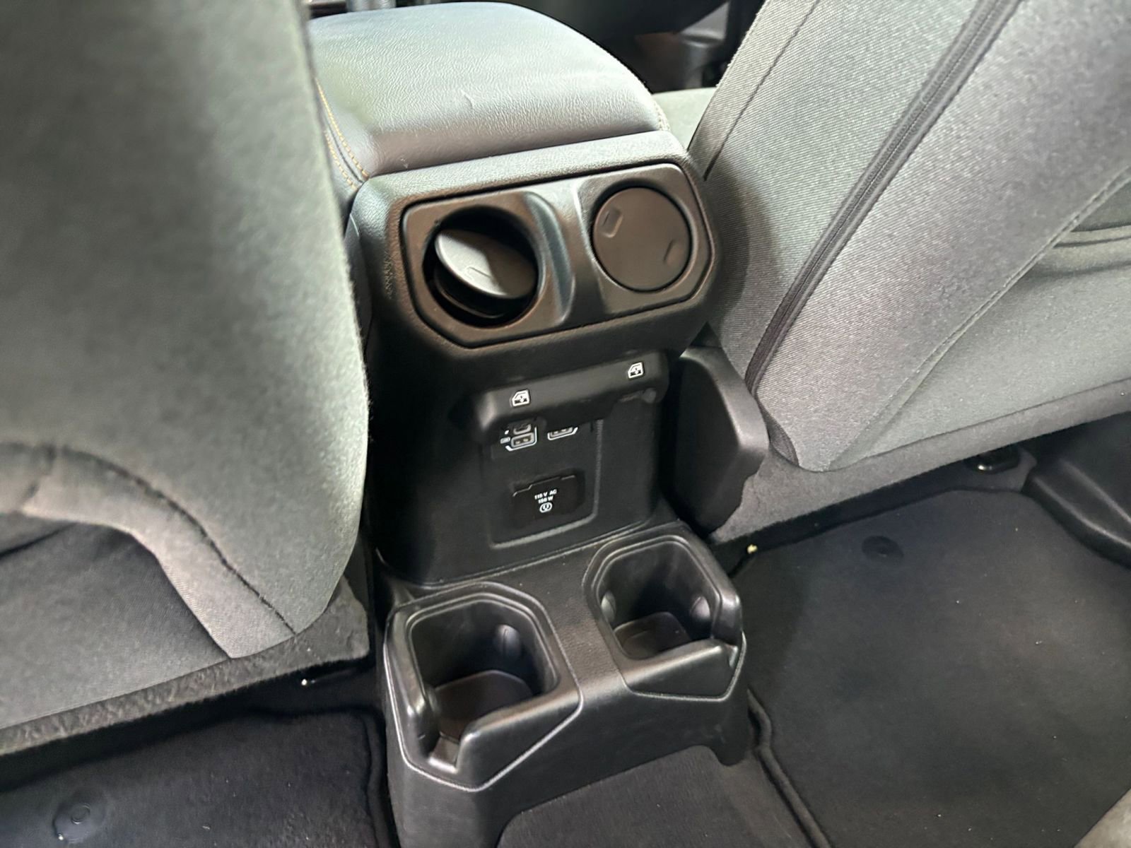 Used 2025 Jeep Wrangler Unlimited Sahara AWD/4WD image 23