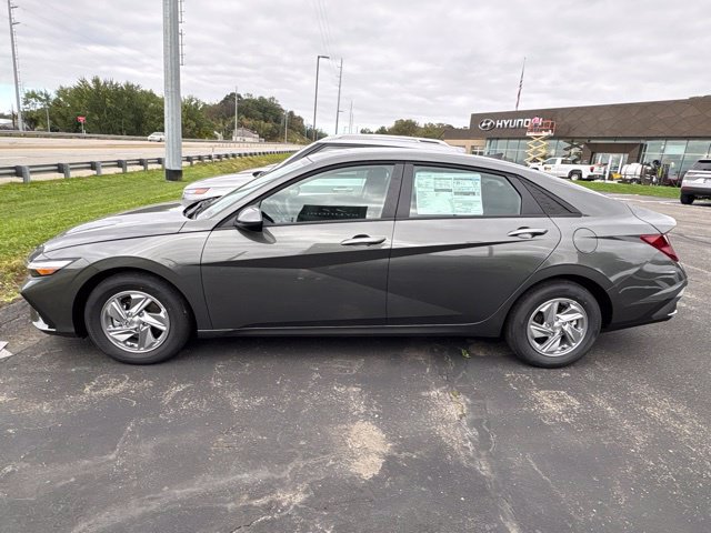 New 2026 Hyundai Elantra SE FWD image 2