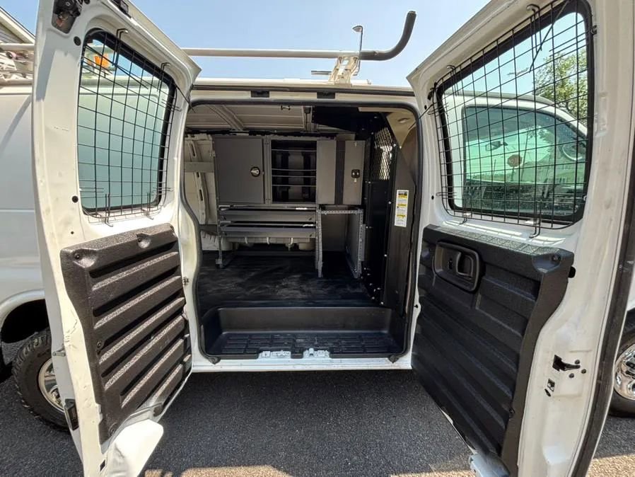 Used 2011 Chevrolet Express 2500 image 25