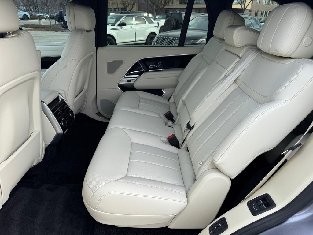 Used 2025 Land Rover Range Rover Long Wheelbase SE image 9