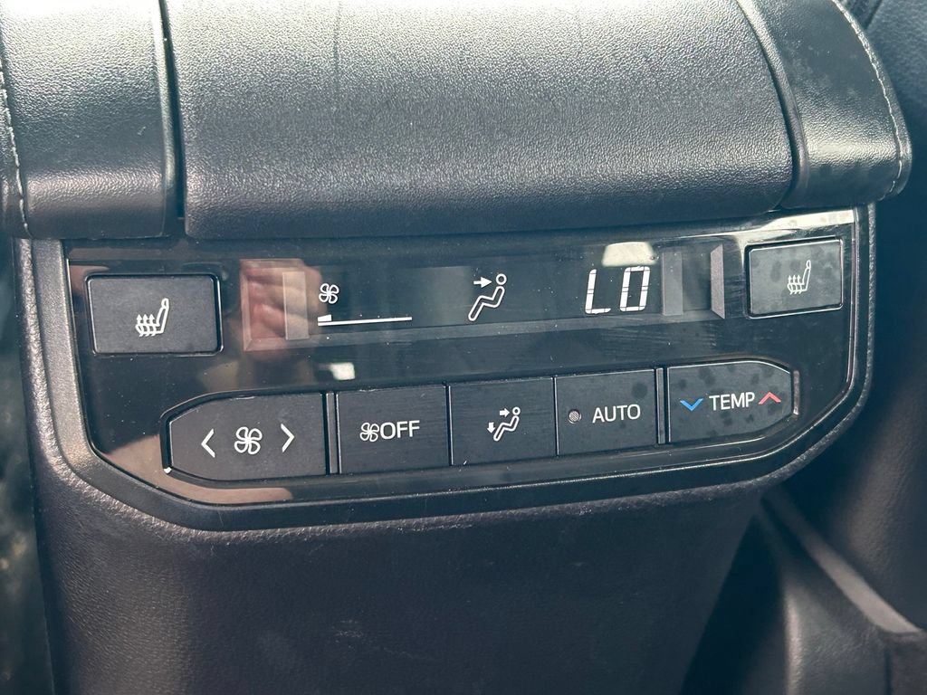 Used 2023 Toyota Highlander Platinum FWD image 25