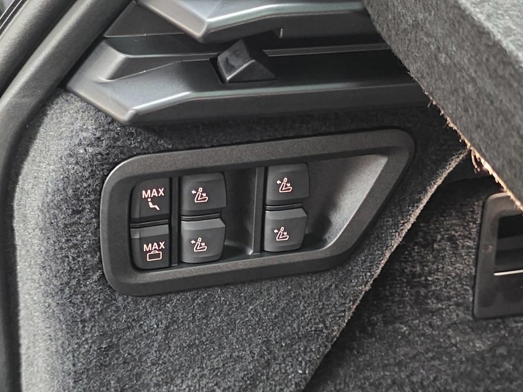Used 2026 BMW X7 xDrive40i w/ M Sport Package AWD/4WD image 14