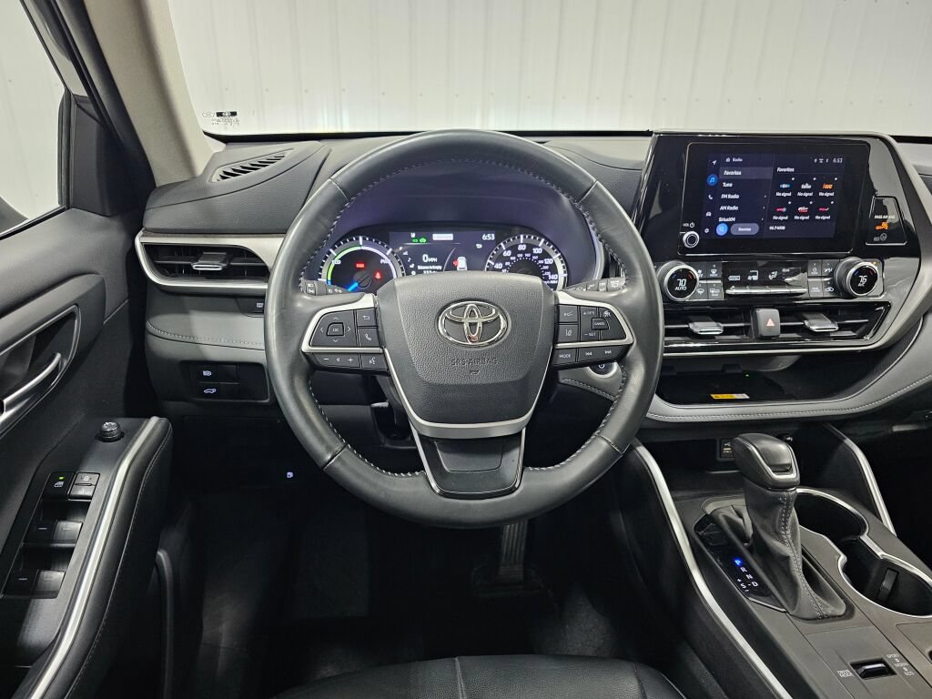 Used 2024 Toyota Highlander XLE AWD/4WD image 13