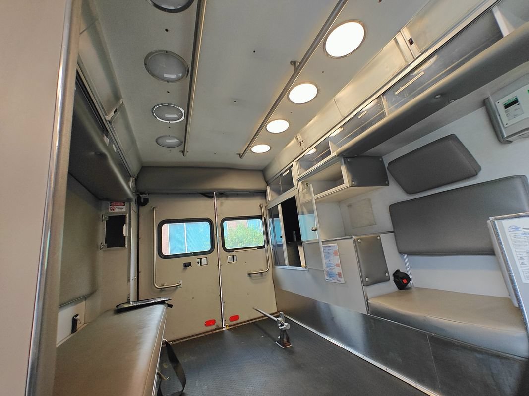Used 2012 Ford E-450 and Econoline 450 Super Duty w/ Ambulance Prep Pkg RWD image 15