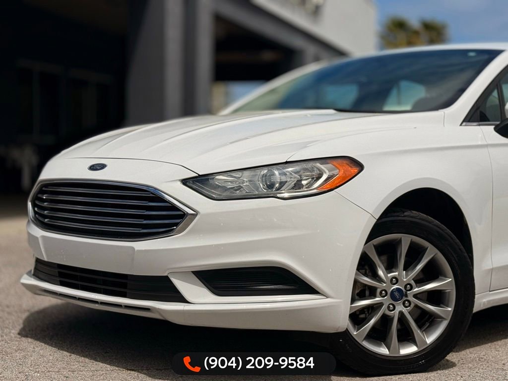 Used 2017 Ford Fusion SE w/ Fusion SE Technology Package image 2