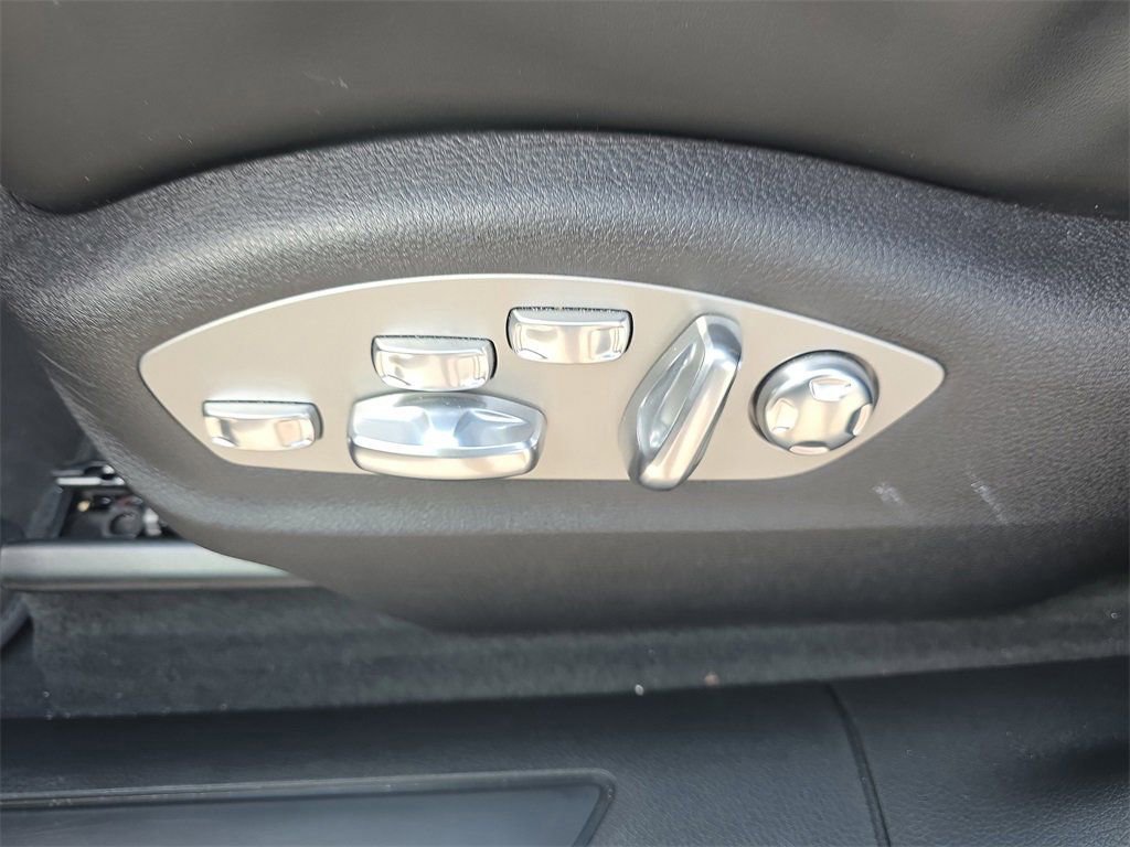 Certified 2025 Porsche Macan image 28