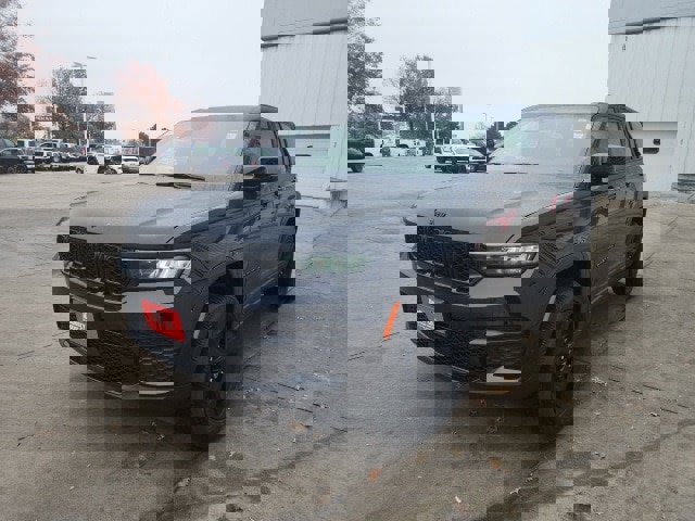 New 2025 Jeep Grand Cherokee Altitude image 3