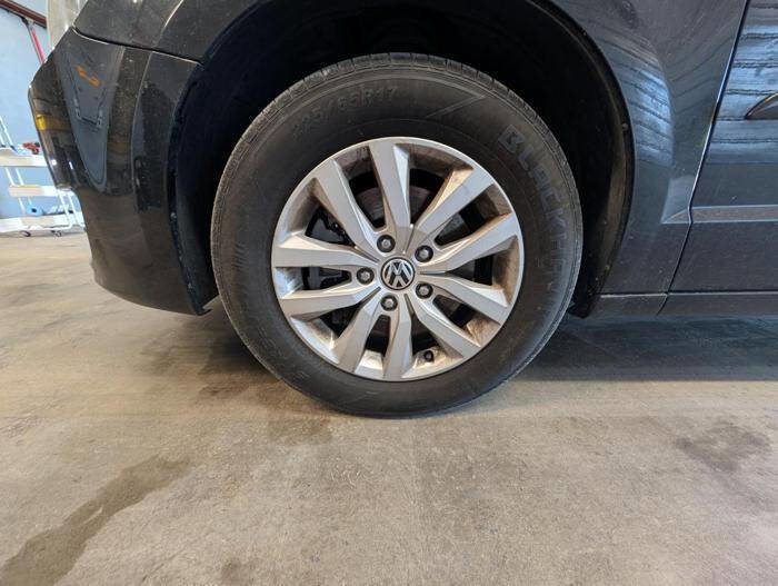 Used 2013 Volkswagen Routan SE FWD image 11