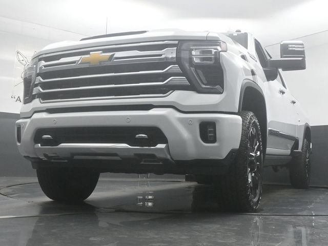 Used 2025 Chevrolet Silverado 2500 High Country w/ High Country Premium Package AWD/4WD image 4