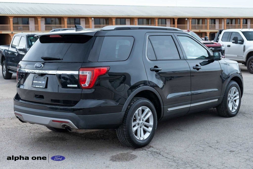 Used 2017 Ford Explorer XLT w/ Equipment Group 202A image 6