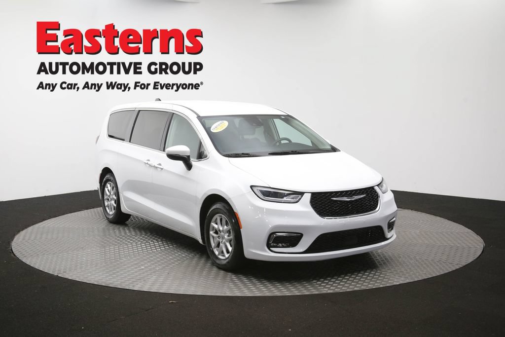 Used 2023 Chrysler Pacifica Touring-L FWD image 51