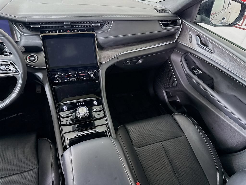 Used 2023 Jeep Grand Cherokee Overland w/ Luxury Tech Group IV AWD/4WD image 29