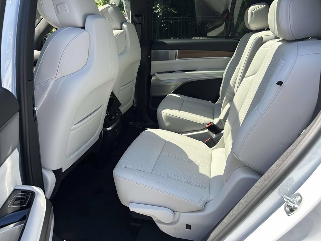 New 2027 Cadillac Vistiq Sport w/ LPO, Floor Liner Package AWD/4WD image 14