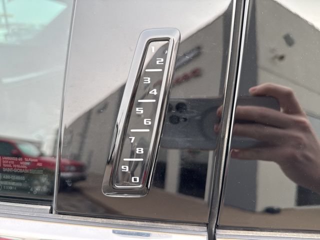Used 2025 Cadillac Escalade Premium Luxury AWD/4WD image 16