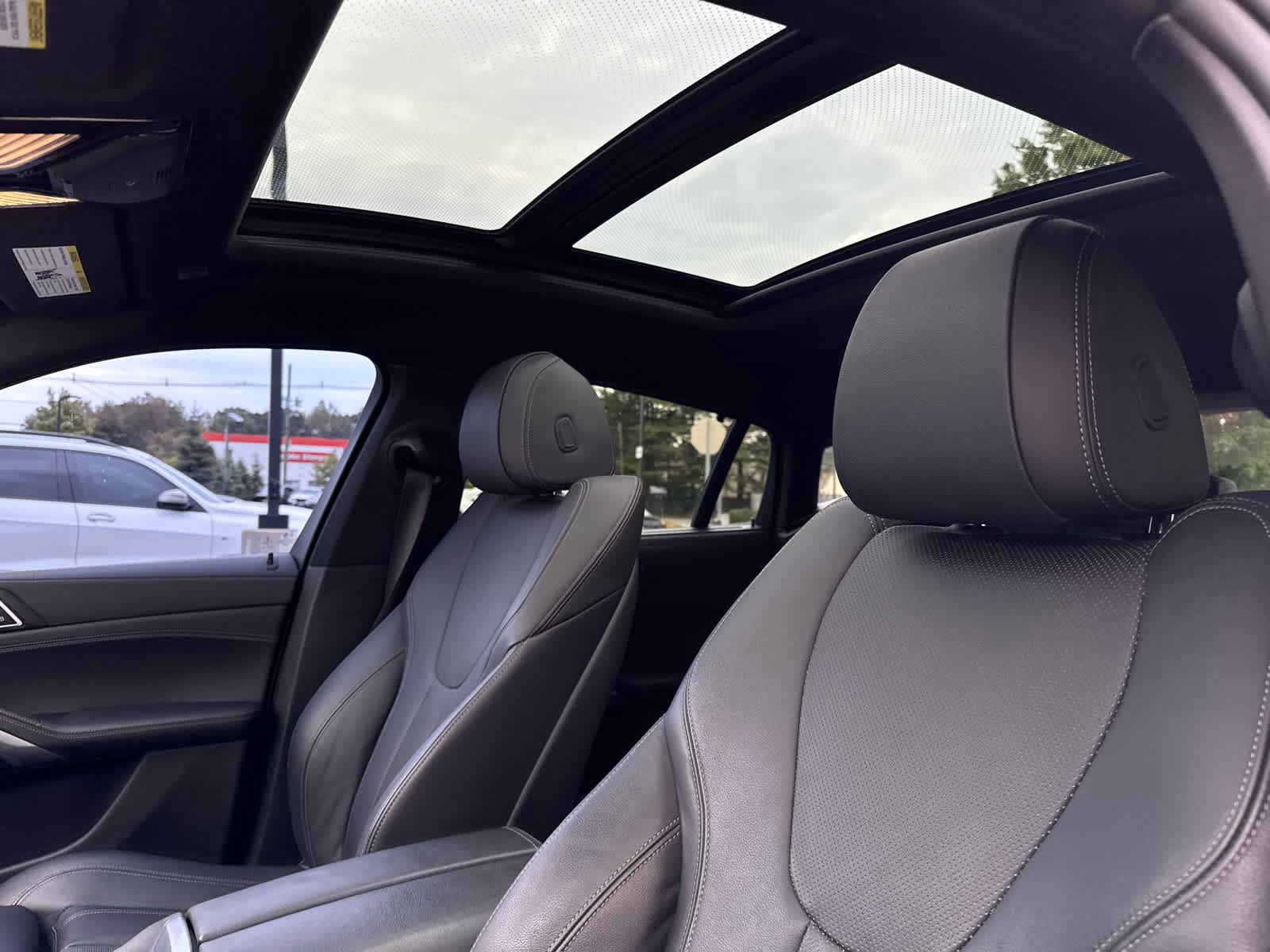 Used 2022 BMW X6 xDrive40i w/ Executive Package AWD/4WD image 11