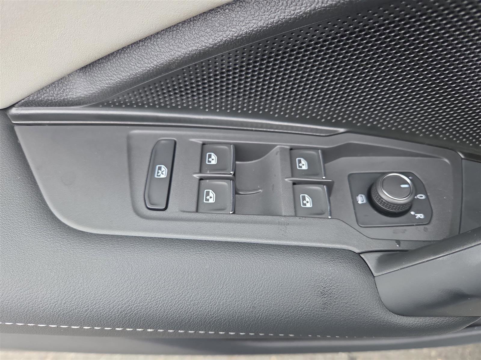 New 2025 Volkswagen Tiguan SE image 12