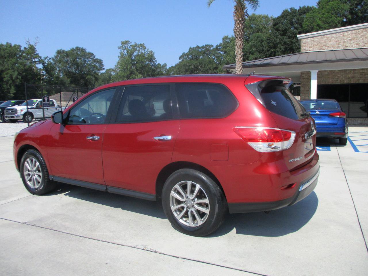 Used 2013 Nissan Pathfinder S FWD image 3