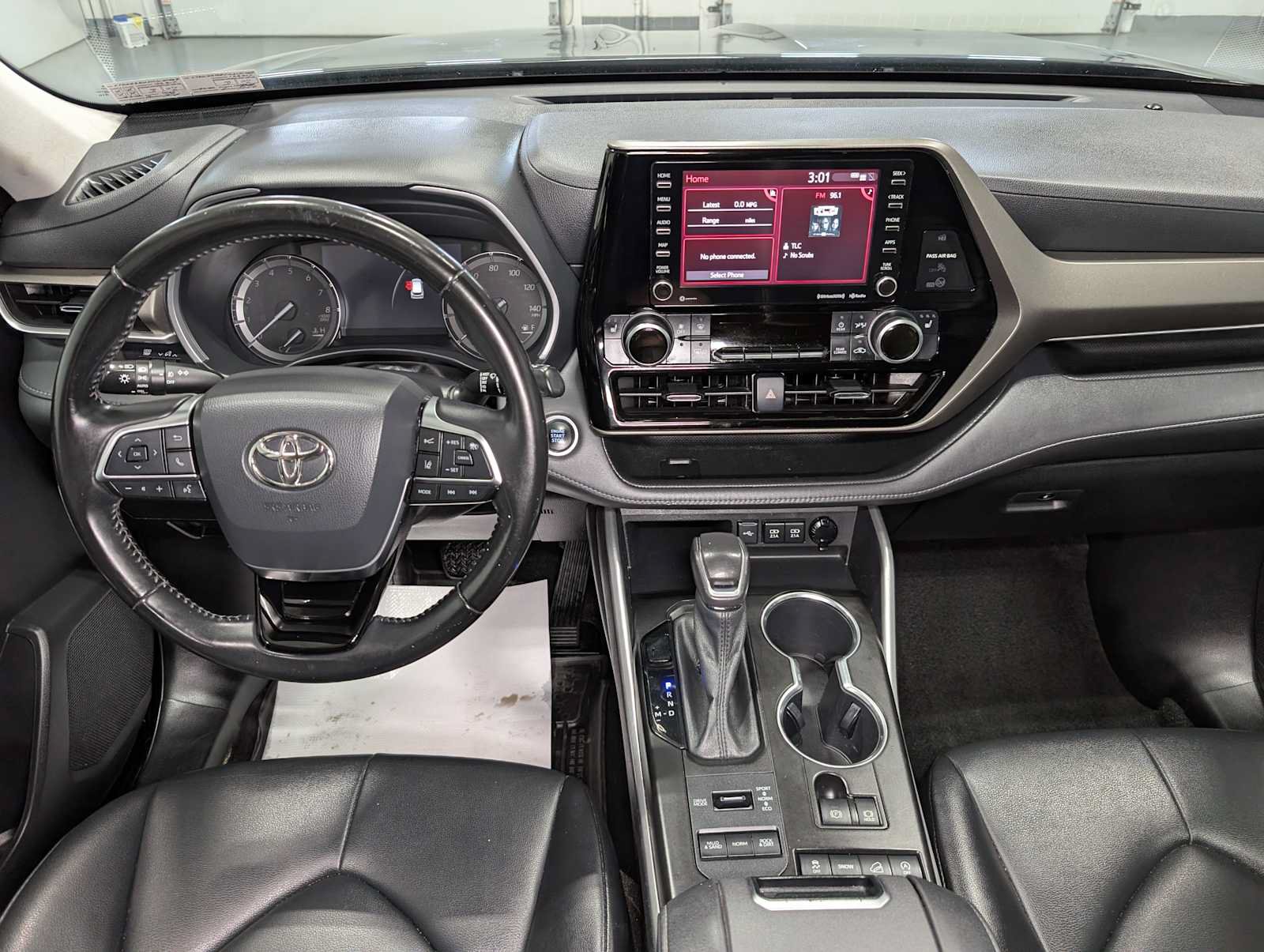 Used 2021 Toyota Highlander XLE AWD/4WD image 18