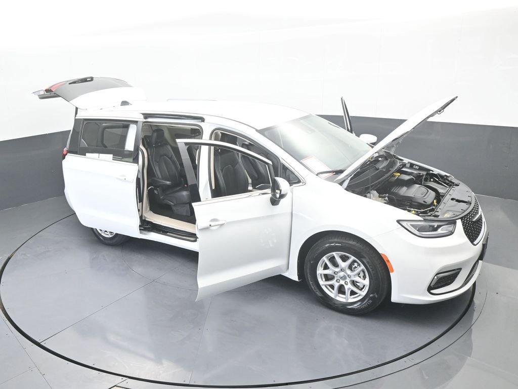 Used 2023 Chrysler Pacifica Touring-L image 70