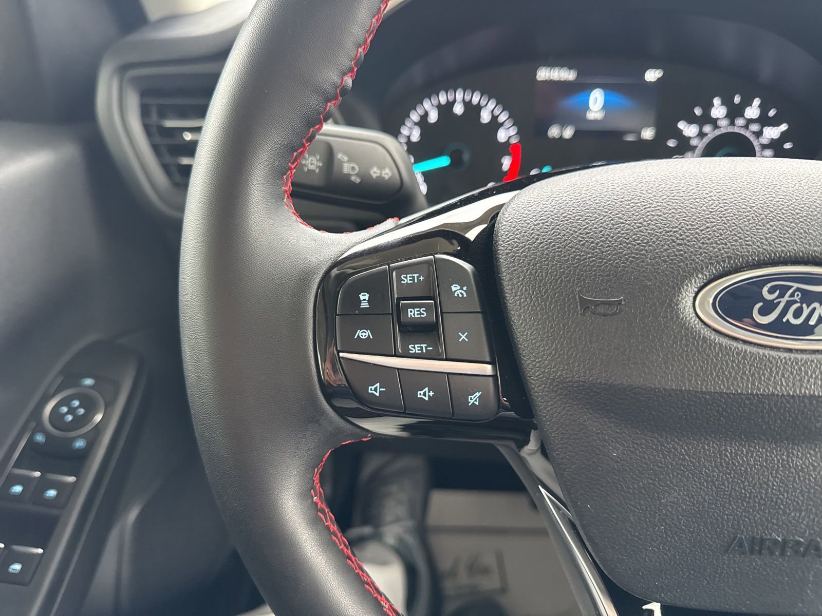 Certified 2022 Ford Escape SEL w/ SEL Stealth AWD Package image 28
