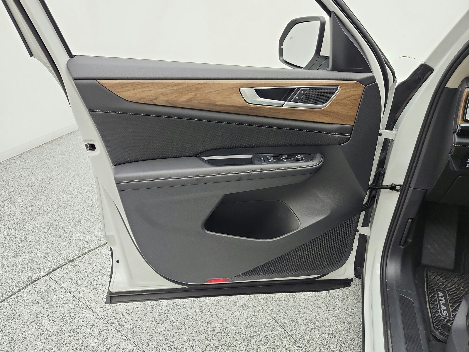 Used 2025 Volkswagen Atlas SE FWD image 12