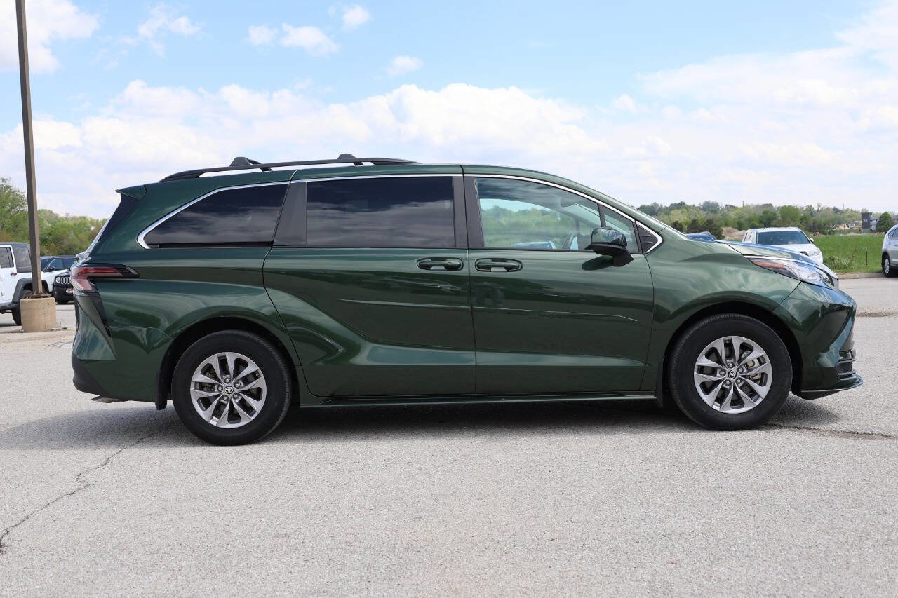 Used 2023 Toyota Sienna LE FWD image 7