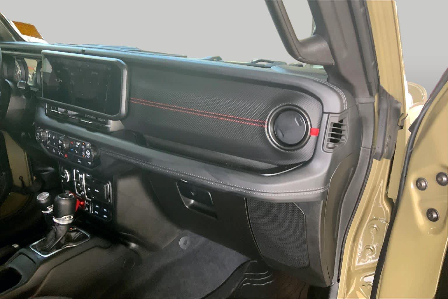 Used 2025 Jeep Gladiator Rubicon w/ Convenience Group AWD/4WD image 19