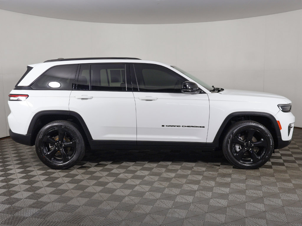 Used 2023 Jeep Grand Cherokee Limited w/ Black Appearance Package AWD/4WD image 20