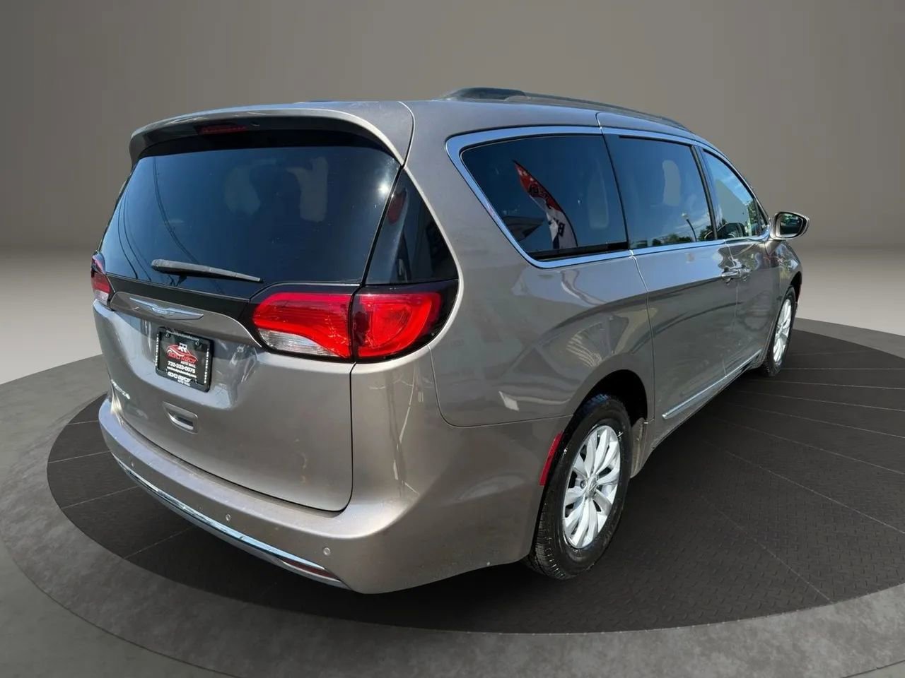 Used 2017 Chrysler Pacifica Touring-L image 7