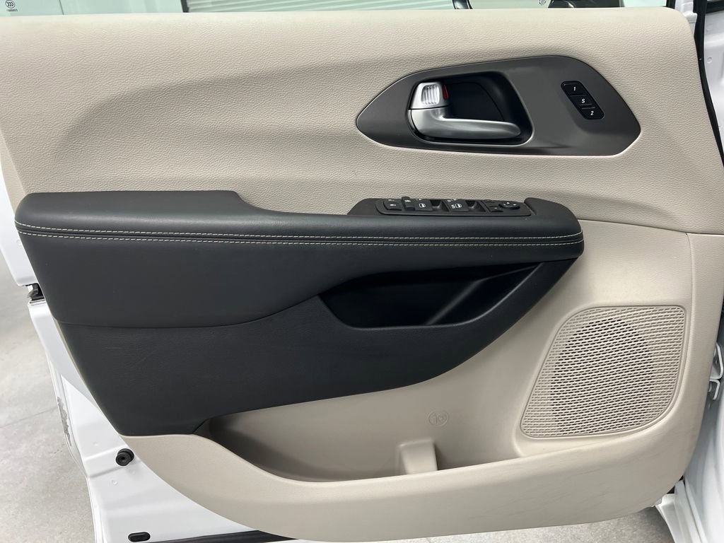 Used 2024 Chrysler Pacifica Touring-L image 11