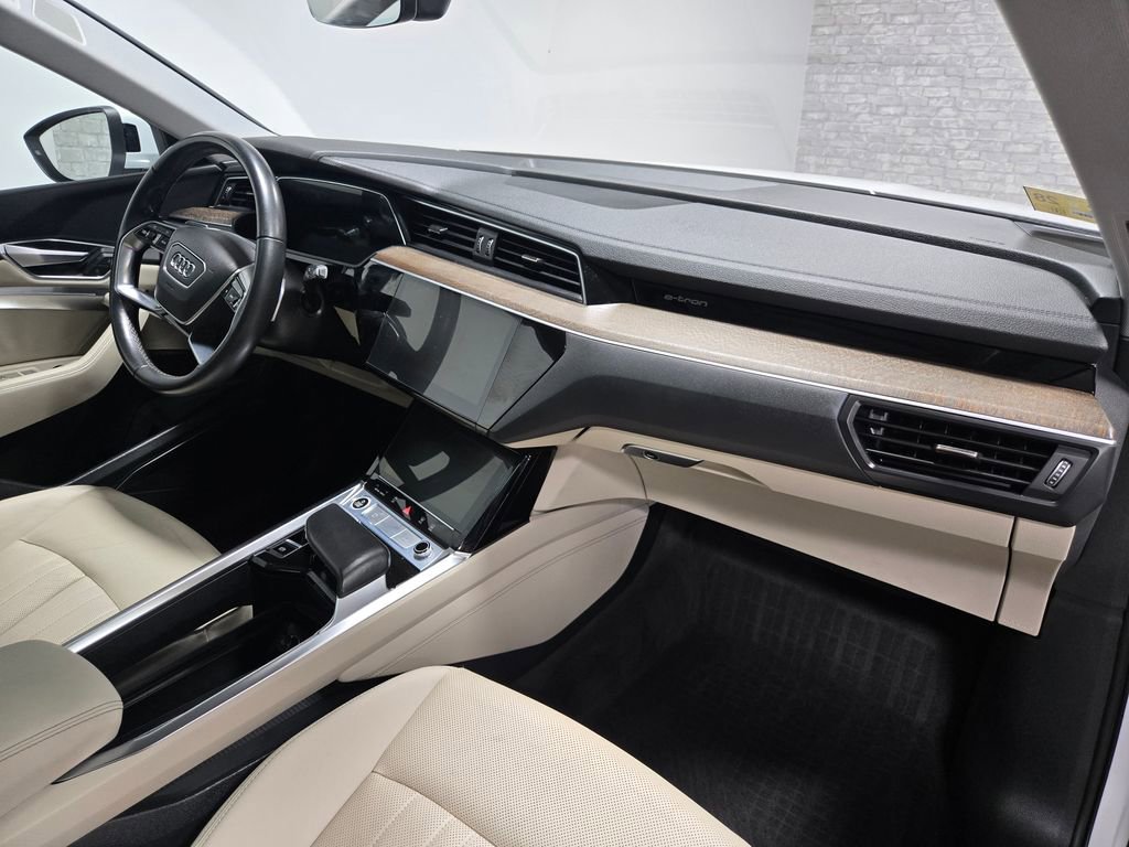 Used 2022 Audi e-tron Premium Plus w/ Premium Plus Package image 59