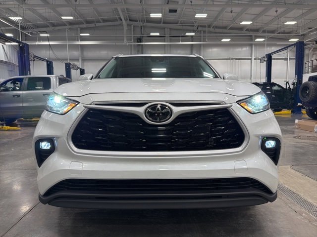 Certified 2024 Toyota Highlander AWD image 2