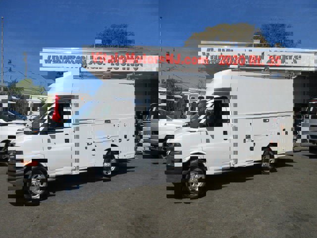 Used 2017 Chevrolet Express 3500 image 1