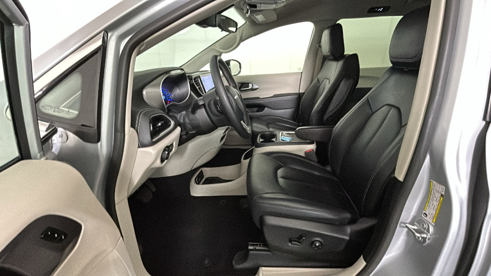 Used 2024 Chrysler Pacifica Limited FWD image 13