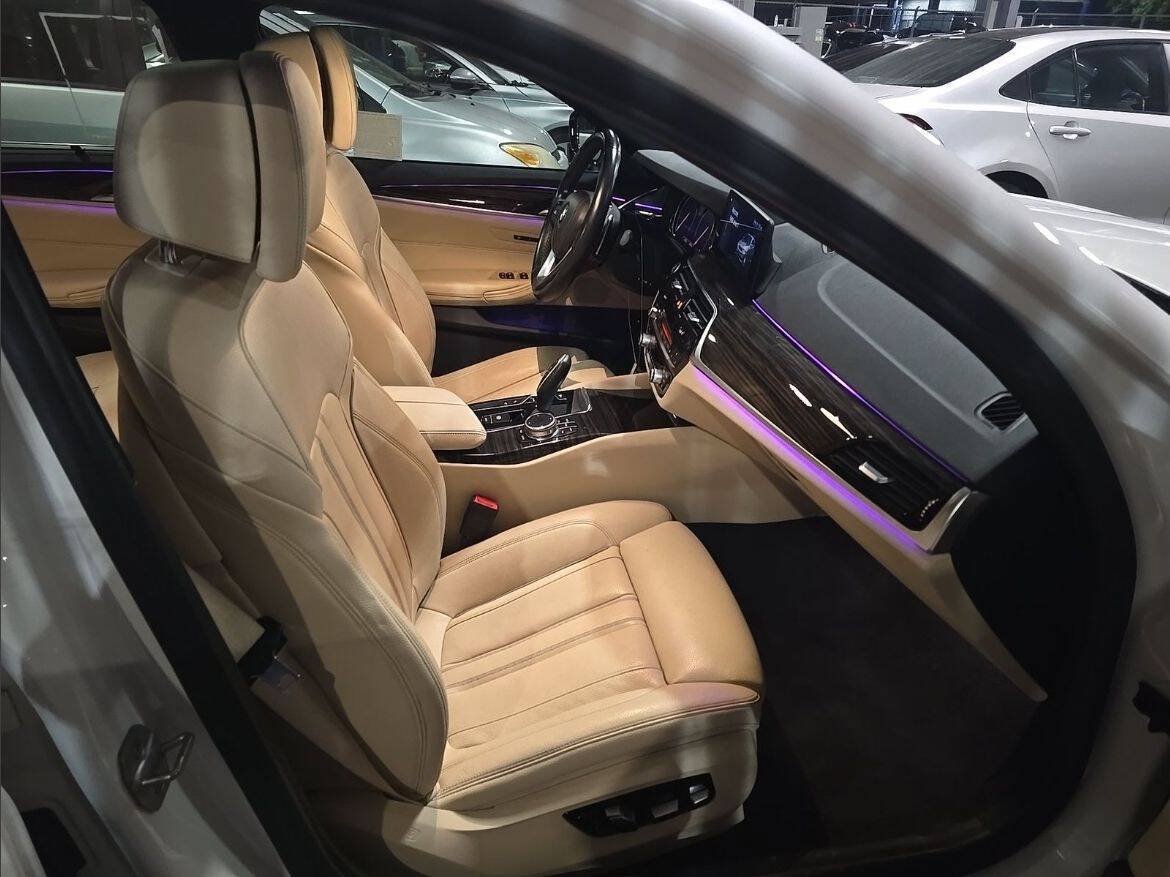 Used 2018 BMW 540i w/ Premium Package RWD image 2